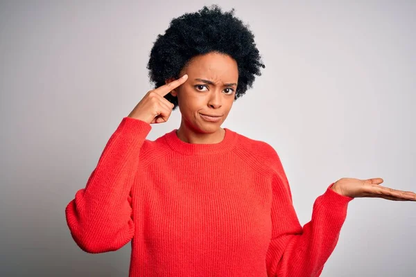 Joven Mujer Afro Afroamericana Hermosa Con Pelo Rizado Usando Suéter — Foto de Stock