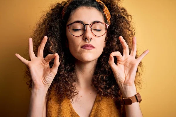 Hermosa Mujer Morena Vacaciones Con Pelo Rizado Piercing Con Gafas — Foto de Stock