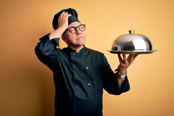 Hombre Camarero Guapo Pelo Gris Mediana Edad Con Uniforme Cocina —  Fotos de Stock