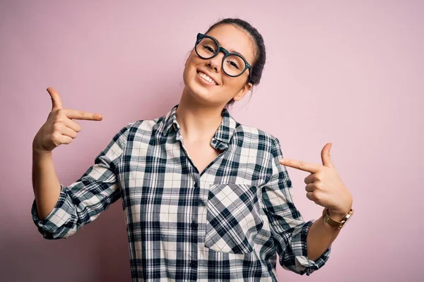 Junge Schöne Brünette Frau Trägt Lässiges Hemd Und Brille Über — Stockfoto