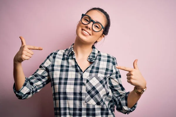 Jong Mooi Brunette Vrouw Dragen Casual Shirt Bril Roze Achtergrond — Stockfoto