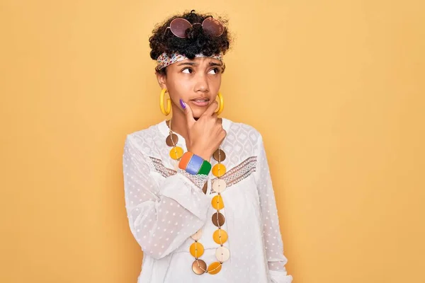 Young Beautiful African American Afro Hippie Woman Wearing Sunglasses Accessories — Stock Photo, Image