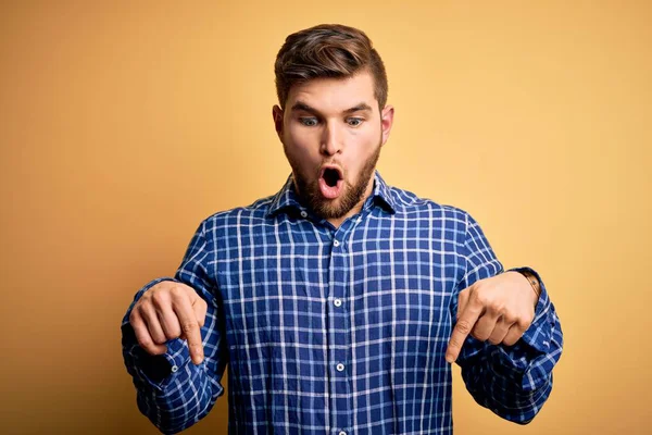 Joven Hombre Negocios Rubio Con Barba Ojos Azules Con Camisa —  Fotos de Stock