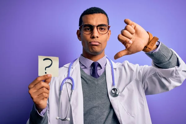 Bello Afroamericano Medico Uomo Indossa Stetoscopio Tenendo Punto Interrogativo Promemoria — Foto Stock