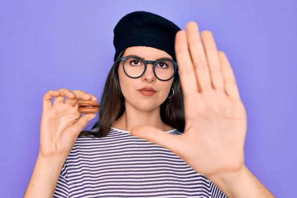 Jong Mooi Meisje Dragen Bril Mode Baret Holding Frans Zoet — Stockfoto