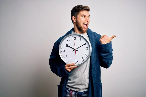 Ung Blond Man Med Skägg Och Blå Ögon Bär Pyjamas — Stockfoto