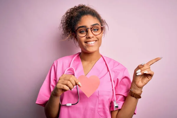 Afrikanisch Amerikanisches Kardiologin Mädchen Medizinischer Uniform Und Stethoskop Hält Herz — Stockfoto