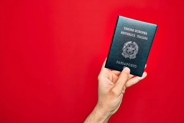 Bela Mão Homem Segurando Italia Identificação Passaporte Italiano Sobre Fundo — Fotografia de Stock