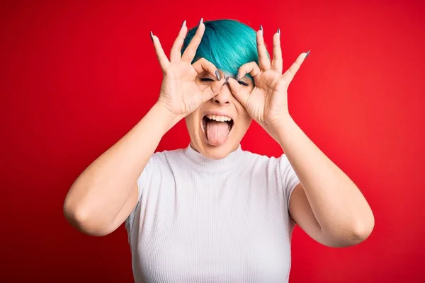 Joven Hermosa Mujer Con Pelo Azul Moda Con Camiseta Casual — Foto de Stock