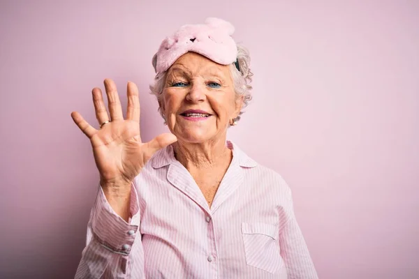 Senior Schöne Frau Trägt Schlafmaske Und Pyjama Über Isolierten Rosa — Stockfoto