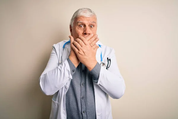 청진기를 나이든 의사는 실수로 손으로 충격을 받았다 — 스톡 사진