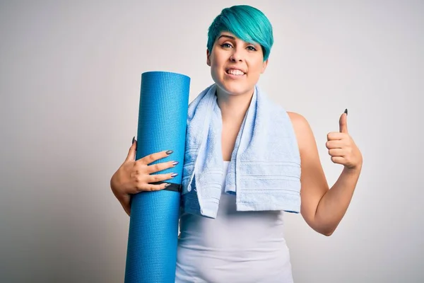 Jonge Sportieve Vrouw Met Blauwe Mode Haar Holding Mat Yoga — Stockfoto
