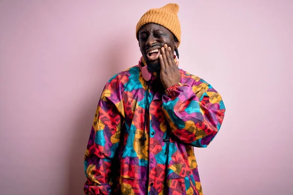 Giovane Bell Uomo Afroamericano Che Indossa Cappotto Colorato Cappuccio Sfondo — Foto Stock