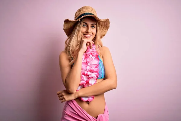 아름다운 금발의 비키니를 하와이 모자를 웃으며 카메라를 응시하고 긍정적 — 스톡 사진