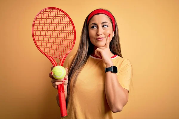 Bella Sportiva Bruna Che Gioca Tennis Con Racchetta Palla Sfondo — Foto Stock