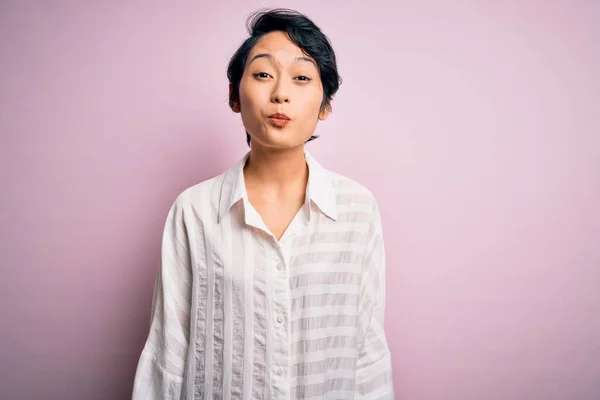 Jovem Bela Menina Asiática Vestindo Camisa Casual Sobre Fundo Rosa — Fotografia de Stock