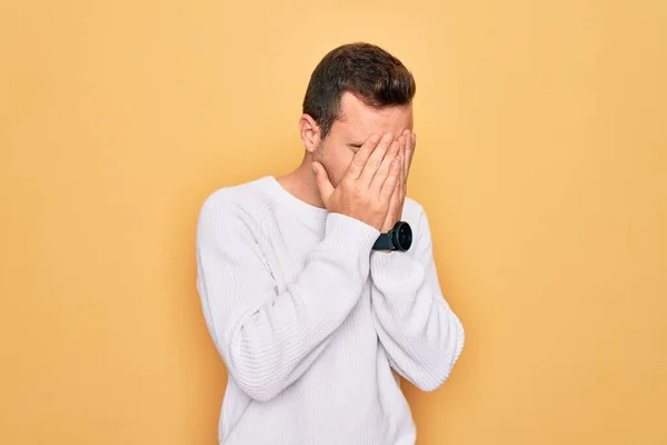 Junger Gutaussehender Mann Mit Blauen Augen Lässigem Pullover Vor Gelbem — Stockfoto