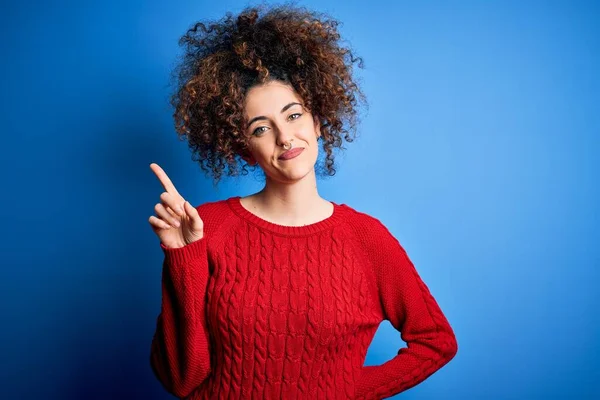 Jovem Mulher Bonita Com Cabelo Encaracolado Piercing Vestindo Camisola Vermelha — Fotografia de Stock