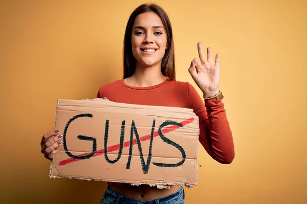 Jeune Belle Militante Demandant Une Bannière Maintien Paix Avec Des — Photo