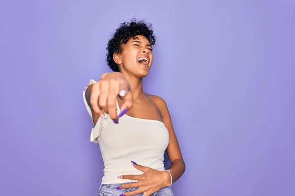 Joven Hermosa Afroamericana Afro Mujer Con Camiseta Casual Sobre Fondo —  Fotos de Stock