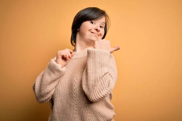 Jovem Mulher Síndrome Vestindo Camisola Casual Sobre Fundo Amarelo Sorrindo — Fotografia de Stock