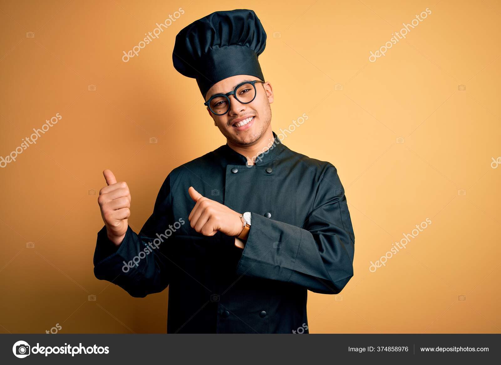 Joven Chef Brasileño Vestido Con Uniforme Sombrero Sobre Fondo: fotografía de stock Krakenimages.com #374858976 | Depositphotos