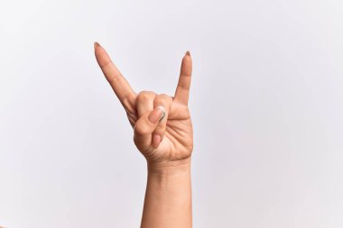 Rock 'n Roll sembolü taşıyan, müstehcen boynuzlar gösteren beyaz bir kadının eli.