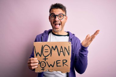 Genç ve yakışıklı bir adam kadın hakları için bayrak tutuyordu. Güçlü bir mesaj taşıyordu. Mutlu ve heyecanlıydı.