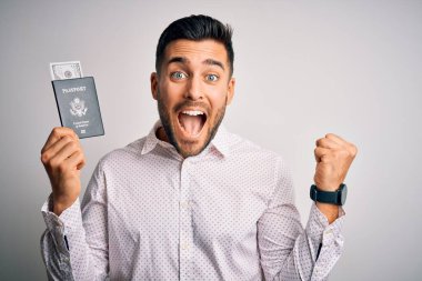 Amerika Birleşik Devletleri pasaportlu genç ve yakışıklı bir turist gururla bağırıyor, zafer ve başarıyı kutluyor çok heyecanlı, coşkulu bir duygu.
