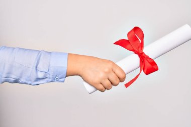 Beyaz arka planda diploma almış beyaz tenli beyaz bir kadının eli.