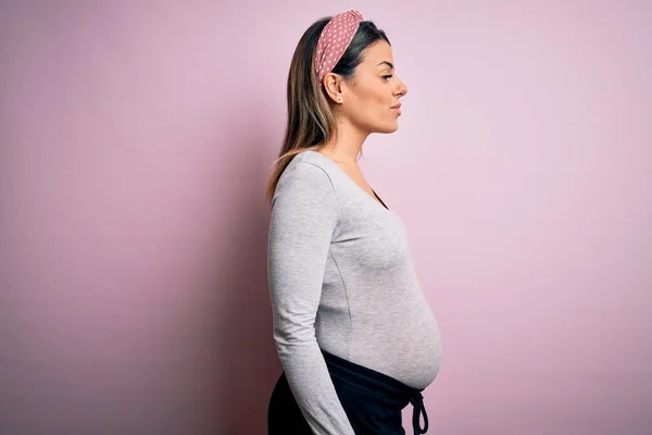 Mladá Krásná Brunetka Žena Těhotná Očekává Dítě Přes Izolované Růžové — Stock fotografie