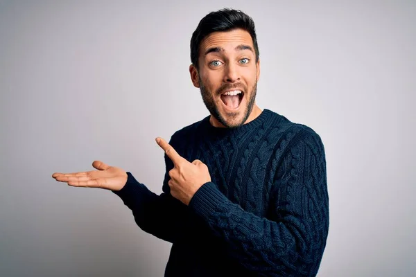 Jovem Homem Bonito Com Barba Vestindo Camisola Casual Sobre Fundo — Fotografia de Stock