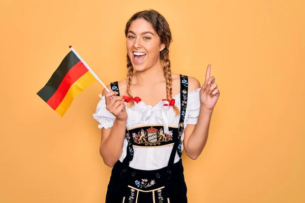 Vacker Blond Patriotisk Kvinna Med Blå Ögon Bär Oktoberfest Klänning — Stockfoto