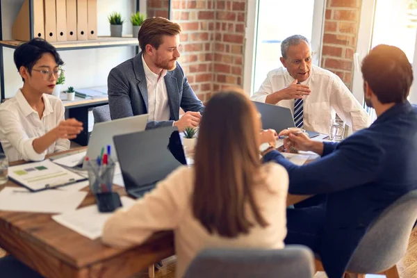 Grupo Trabajadores Empresariales Que Trabajan Juntos Sentado Escritorio Usando Ordenador — Foto de Stock