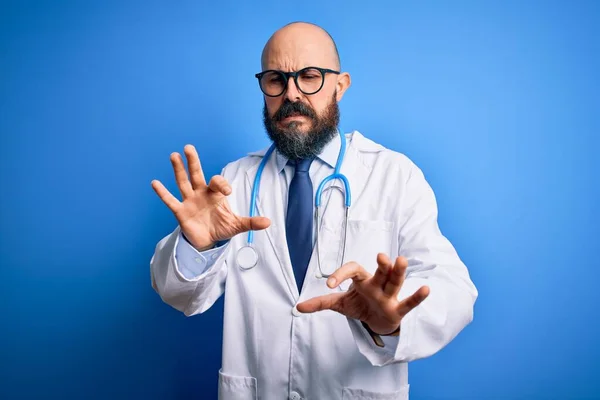 Handsome Homem Médico Careca Com Barba Vestindo Óculos Estetoscópio Sobre — Fotografia de Stock