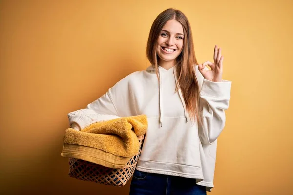 Joven Hermosa Pelirroja Haciendo Quehaceres Domésticos Sosteniendo Canasta Mimbre Con —  Fotos de Stock