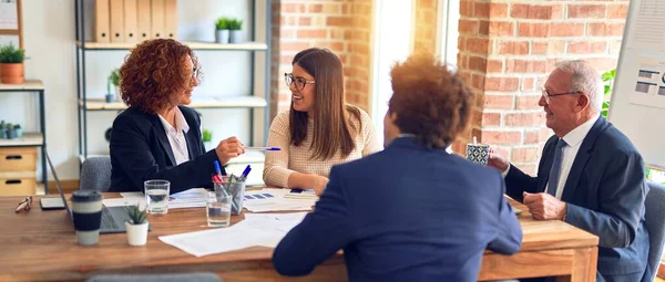 Grupp Affärsanställda Ler Glada Och Självsäkra Tala Med Ett Leende — Stockfoto