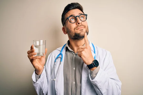 Jovem Médico Homem Vestindo Estetoscópio Beber Copo Água Fresca Sobre — Fotografia de Stock