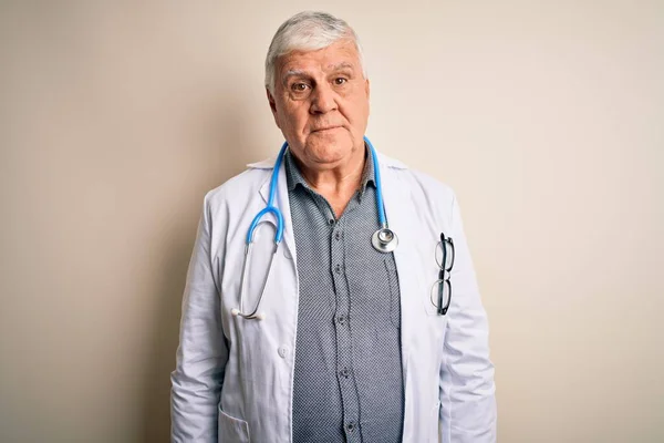 Starszy Przystojny Hoary Lekarz Noszący Płaszcz Stetoskop Białym Tle Relaks — Zdjęcie stockowe
