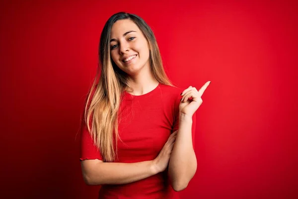 Mulher Loira Bonita Nova Com Olhos Azuis Vestindo Camiseta Casual — Fotografia de Stock