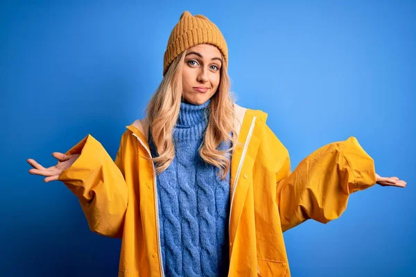 Giovane Bella Donna Bionda Che Indossa Impermeabile Tempo Piovoso Sfondo — Foto Stock