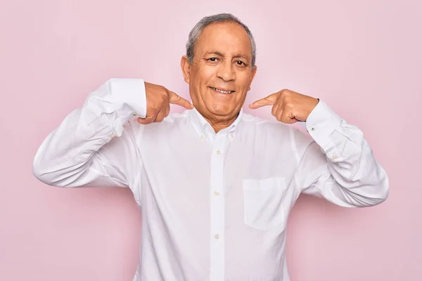 Senior Knappe Grijsharige Man Draagt Elegant Shirt Geïsoleerde Roze Achtergrond — Stockfoto