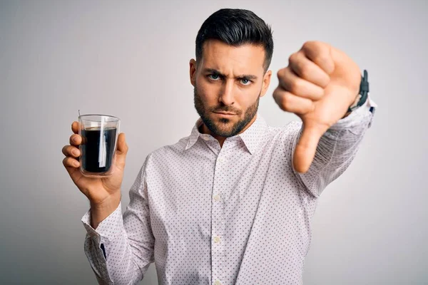 Jonge Knappe Man Drinkt Een Kop Hete Koffie Witte Geïsoleerde — Stockfoto