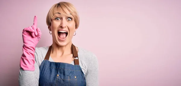 Young Blonde Cleaner Woman Short Hair Wearing Apron Gloves Pink — Stock Photo, Image