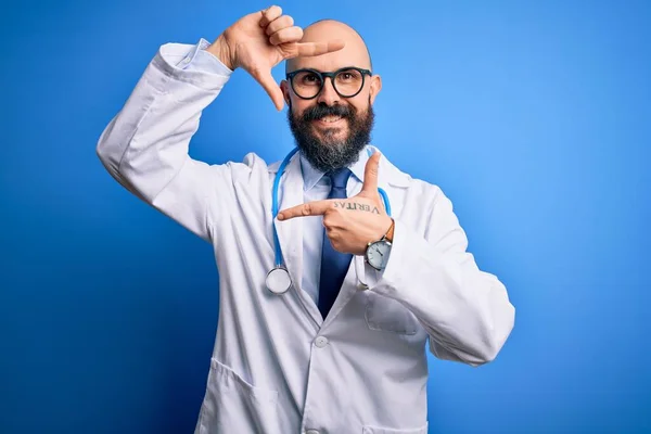Όμορφος Φαλακρός Γιατρός Γενειάδα Φορώντας Γυαλιά Και Στηθοσκόπιο Πάνω Από — Φωτογραφία Αρχείου