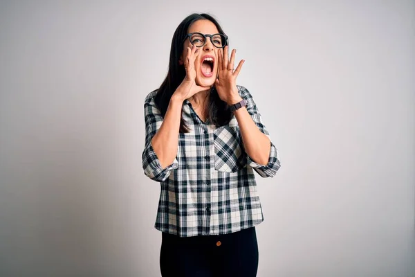 Mujer Morena Joven Con Ojos Azules Con Camisa Casual Gafas — Foto de Stock