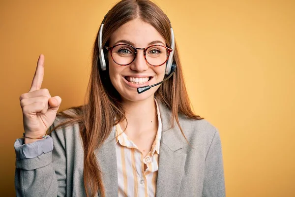 Junge Rothaarige Callcenter Agentin Mit Brille Und Erhobenem Zeigefinger Mit — Stockfoto