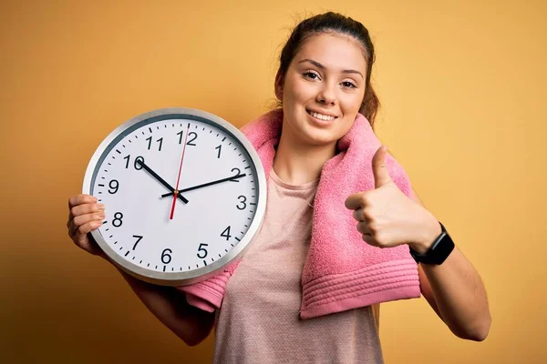 Jong Mooi Brunette Sportvrouw Dragen Handdoek Doen Countdown Met Behulp — Stockfoto