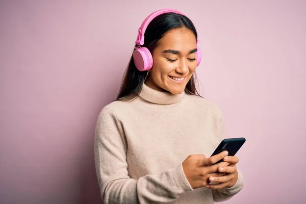 Jonge Mooie Aziatische Vrouw Luisteren Naar Muziek Met Behulp Van — Stockfoto