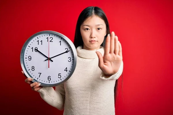 Junge Asiatische Frau Hält Countdown Große Uhr Über Rotem Isolierten — Stockfoto